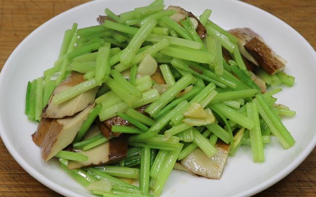 炒芹菜需要焯水嗎,芹菜在炒之前需要焯水嗎(炒芹菜這樣做才好吃)