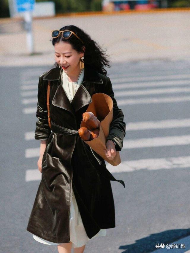 青灰色是什么颜色，正常的平菇是什么颜色（35+女性穿衣千万别盲从）