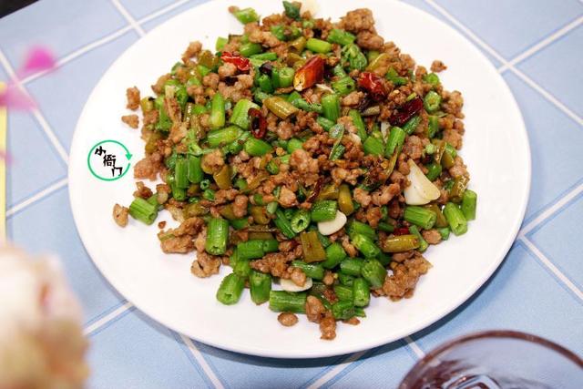 老南瓜炒肉如何做好吃，老南瓜炒肉如何做好吃又简单（南瓜最好吃的不是果实是这个部位）