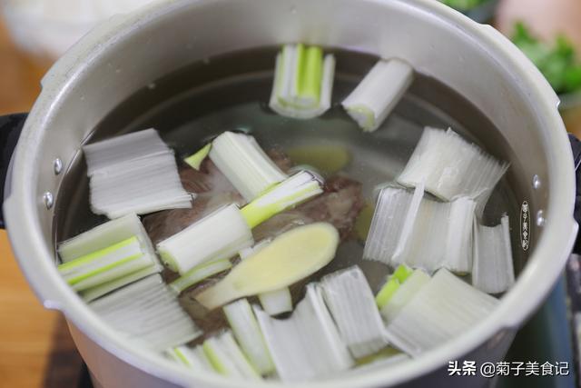 白萝卜正宗炖羊肉汤，搭配白萝卜和枸杞