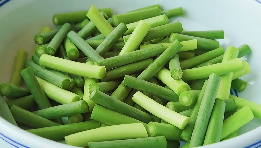 图片[2]-【蒜苔炒鸡蛋】做法步骤图 营养不流失 脆嫩又入味-起舞食谱网