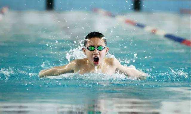 饭后多久游泳，饭后多久游泳（营养师告诉你游泳前后应该吃什么）