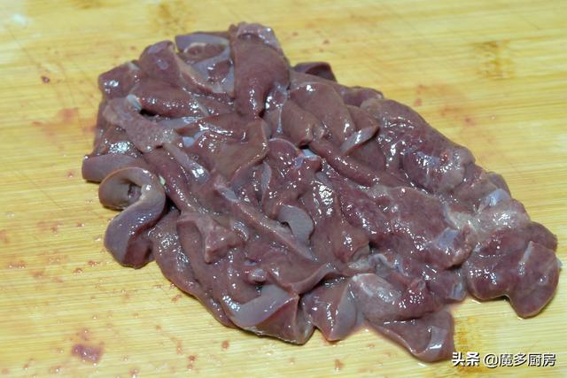 猪肝怎么炒好吃，猪肝怎么炒好吃做好吃（晚上炒了一盘猪肝）