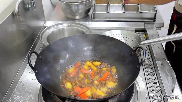 土豆炖牛肉的家常做法，土豆炖牛肉家常做法最简单（厨师长分享牛腩炖土豆的家常做法）
