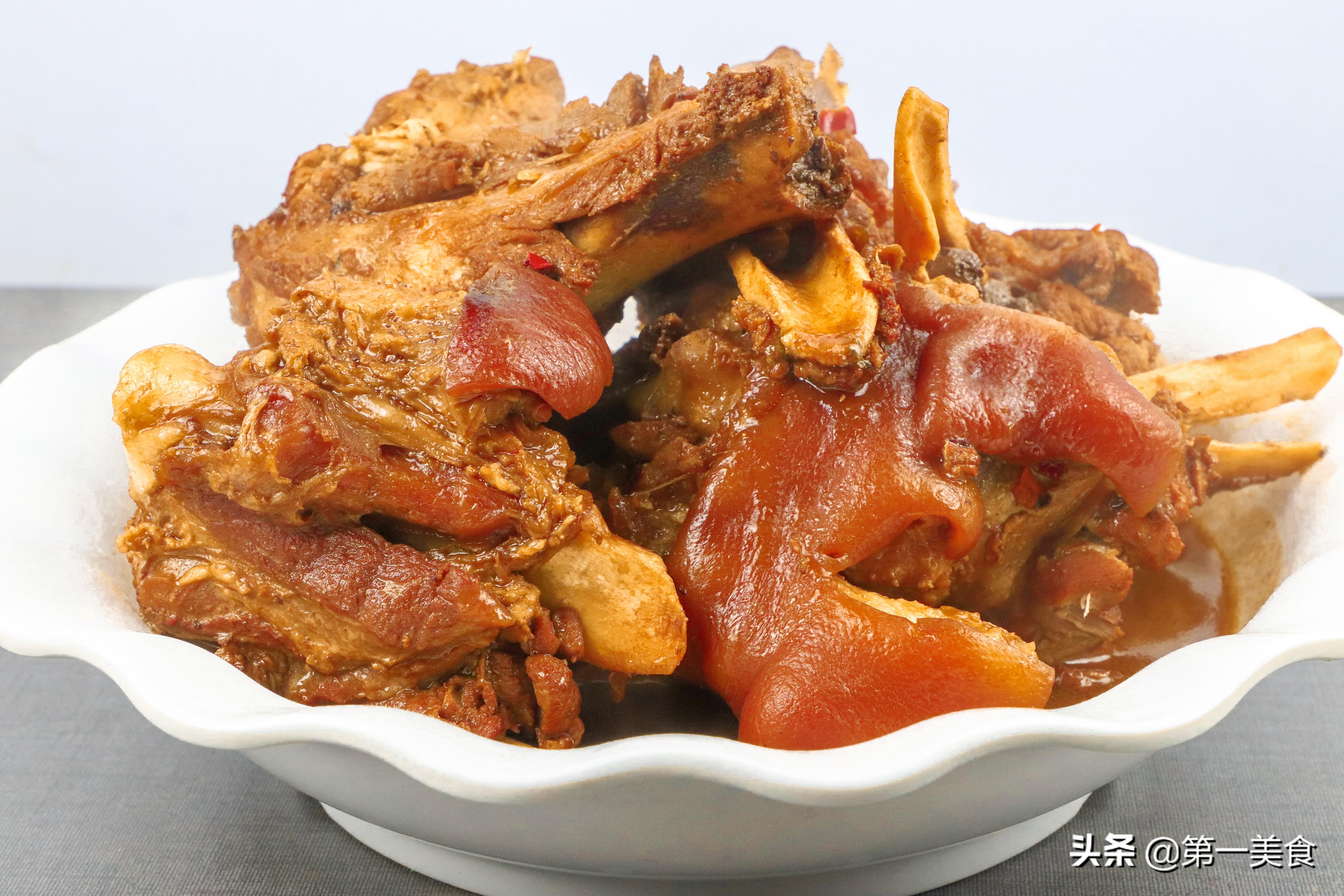 正宗东北酱大骨头做法,东北的大酱骨怎么做(厨师长做一道酱大骨)