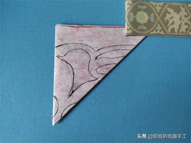 简易剪纸花-先折纸！，花用折纸怎么剪（分享漂亮的手帕剪纸）