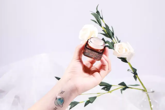 雅诗兰黛眼霜好用吗，雅诗兰黛红石榴球型眼霜好用吗（雅诗兰黛新款抗蓝光眼霜真这么厉害）