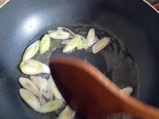 西芹培根炒豆干怎么做，西芹培根炒豆干怎么做好吃（西芹炒豆干家常做法）