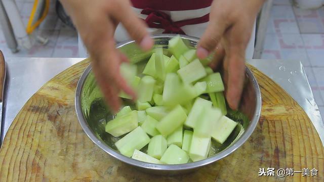 油焖茄子，油焖茄子简单的做法视频（老式家常焖茄子做法）