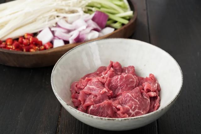 锡纸用哪一面接触食物，锡纸用哪一面接触食物的图片（给你变出宝藏牛肉料理）