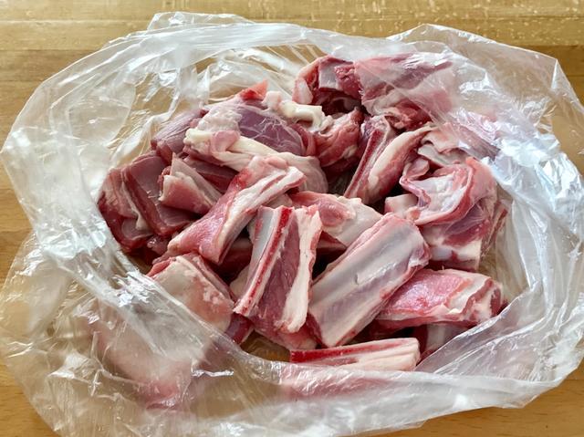 羊骨头炖多长时间，羊骨汤煮多长时间好（学会了年夜饭露一手）