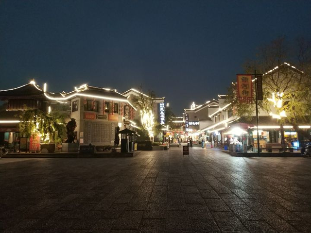 巴陵广场的雕塑是什么，巴陵广场主要景观（夕阳洞庭畔）