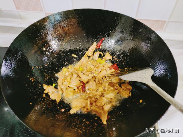 肉片口蘑炒青椒的家常做法，青椒鲜蘑肉片的做法（蛋白质多还有维生素）