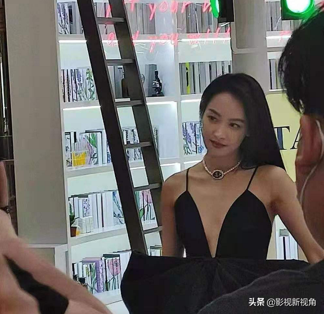 宋茜出席活动被抓拍，路人视角也养眼，18小时被欣赏200万次