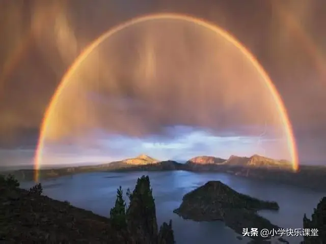 什么的云朵两字词语，形容云朵的两个字词语美丽的词语（小学部编版一年级下册语文课文11《彩虹》图文解读+知识点）