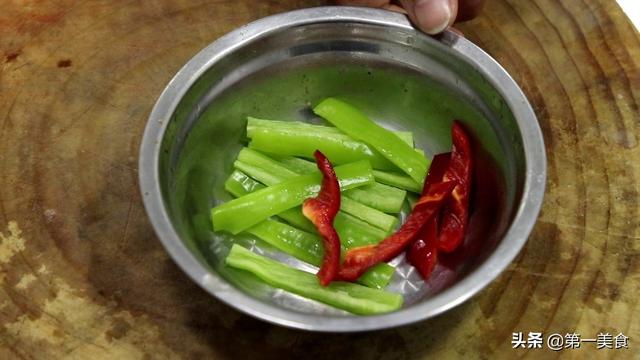 炒茄子怎么做好吃又简单又好吃，如何做简单又好吃的炒茄子（一个妙招轻松炒出好茄子）