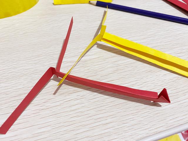 直升飞机怎么做，废物利用做飞机简单（让宝宝动手能力和好奇心兼得）