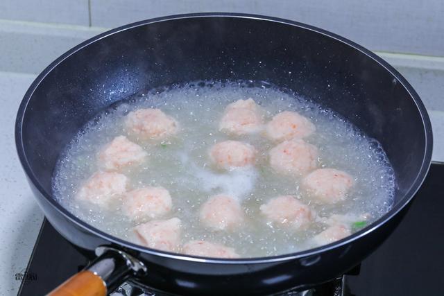 宝宝辅食虾丸子汤做法，不吃肉也要吃这丸子汤