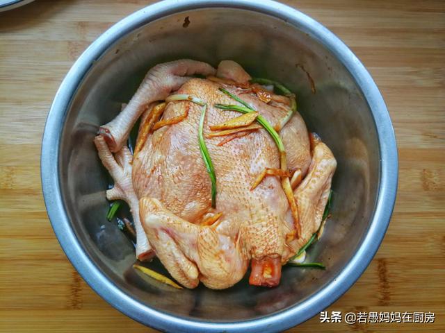 烤鸡用烤箱怎么烤 烤箱烤鸡的制作方法，烤鸡用烤箱怎么烤（儿子说烤一个不够解馋）