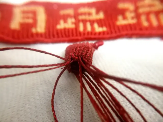 手工粽子怎么做简单又漂亮，手工五彩粽子制作方法（精致小巧的4角粽子）