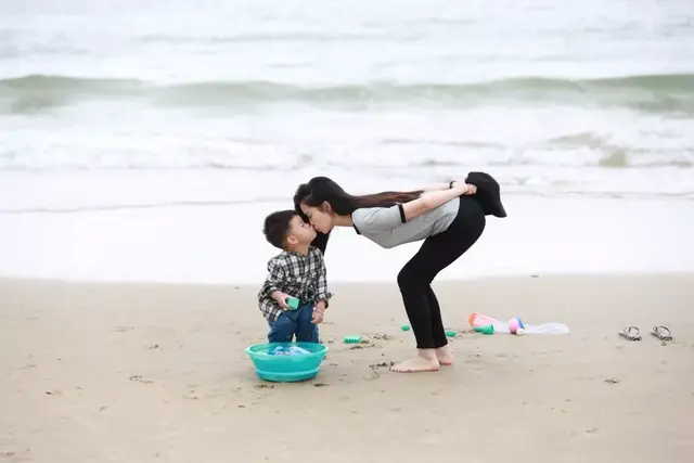 男生为什么喜欢摸女生的胸，为何男生总是喜欢抚模女生的乳房（四岁男孩总爱摸妈妈乳房）