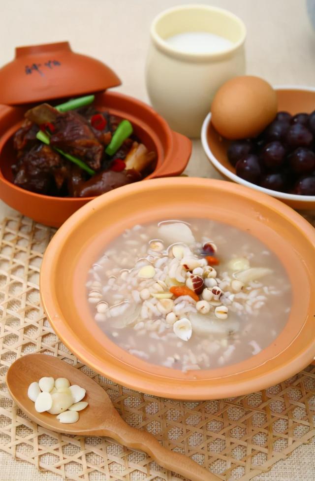 炒芡实功效与作用，炒芡实功效与作用及禁忌（这食材健脾益气、去湿止泻）