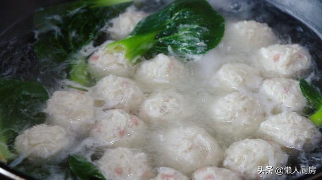 水煮丸子的做法猪肉丸子，丸子汤怎么做好吃又简单（鸡脯肉做丸子吃着太柴）