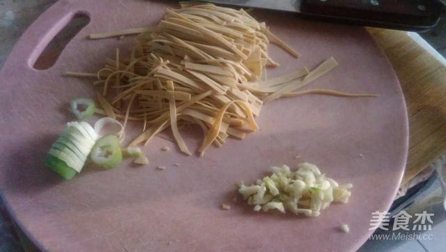 炒绿豆芽的热量是多少，水煮绿豆芽热量（一盘不到5元钱）