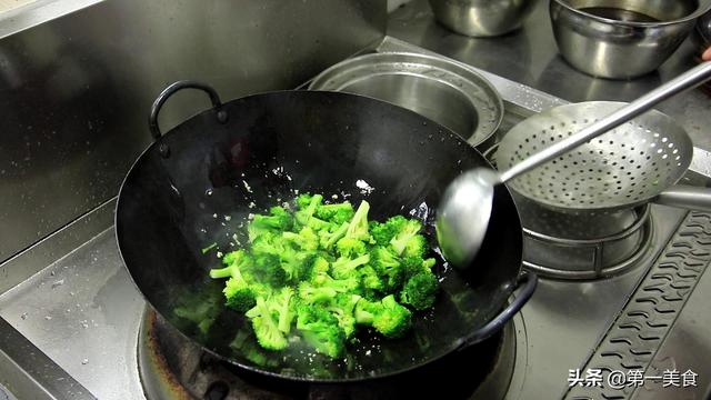 西兰花怎样做好吃，西兰花怎样做才会更好吃（厨师长分享西兰花简单好吃的做法）