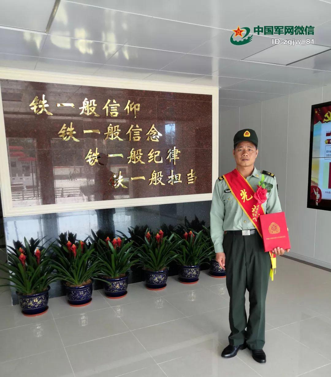 在解放军驻三亚东瑁洲某海防连,有一位爱岛如家,乐守天涯的战士,他叫