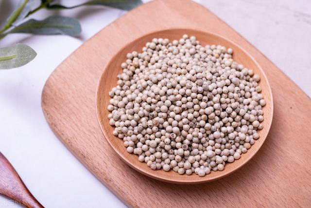 白胡椒粉的功效与作用及食用方法，白胡椒粉的功效与作用及食用量（“黑胡椒”和“白胡椒”区别这么大）