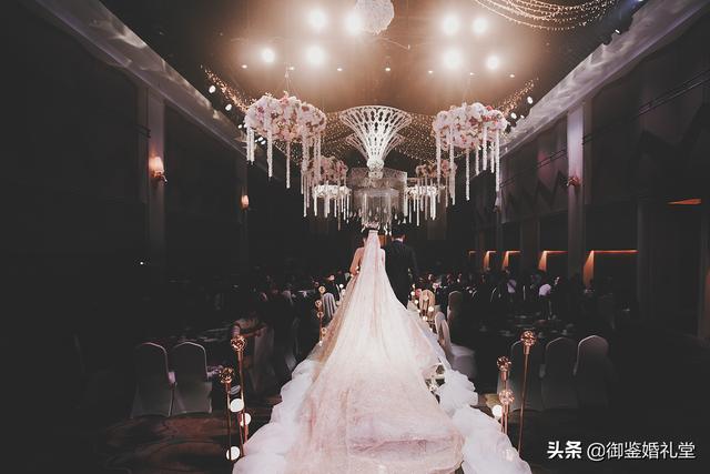 一定要注意伴娘礼服礼仪，伴娘应注意什么（婚礼当天新娘应该注意的仪态细节）