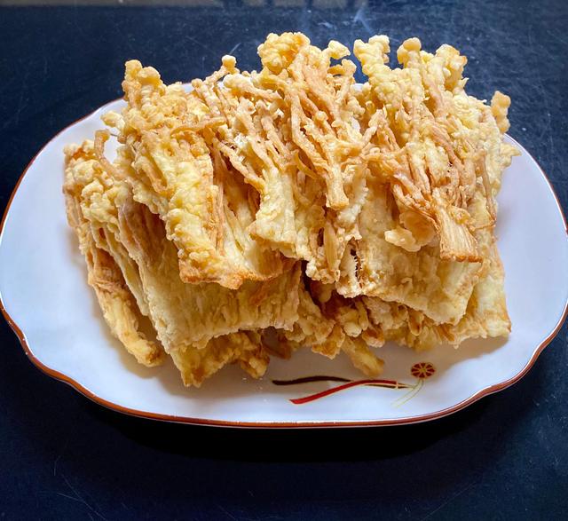 金针菇怎么炒着吃，金针菇怎么炒好吃（金针菇这样炸着吃）