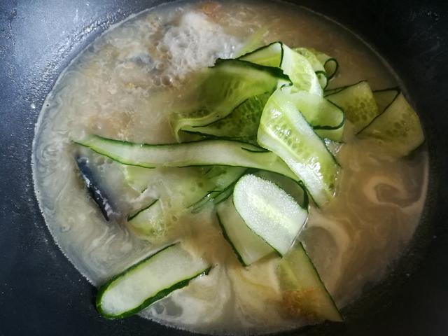 皮蛋黄瓜汤的做法，皮蛋汤怎么做汤才白（第一次喝这汤）