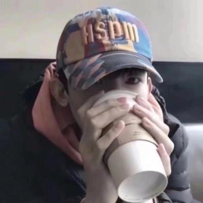 霸爷。网名，霸爷。微信昵称（傲视群雄的王者荣耀主播名逍遥拉风）