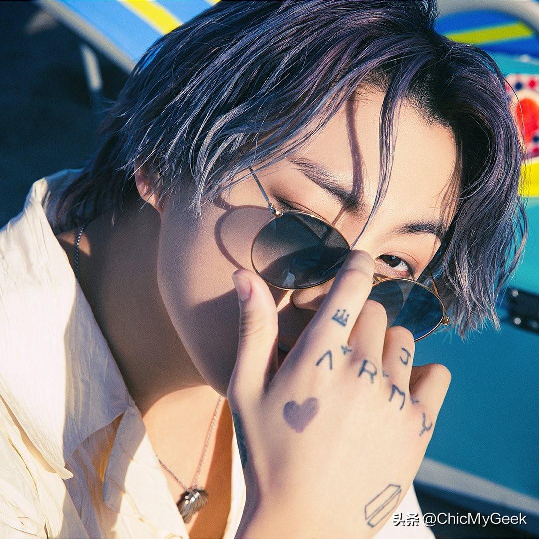 jung kook还将bts每位成员的名字简写包含在手背的纹身上