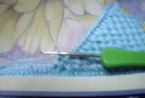 怎么钩毛线拖鞋，学钩毛线拖鞋视频教程（钩针编织的蝴蝶图案的棉拖鞋）