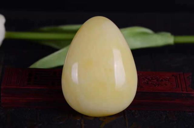 如何鉴定真假蜜蜡的鉴别方法图解，常见的几种辨别真假蜜蜡的方法
