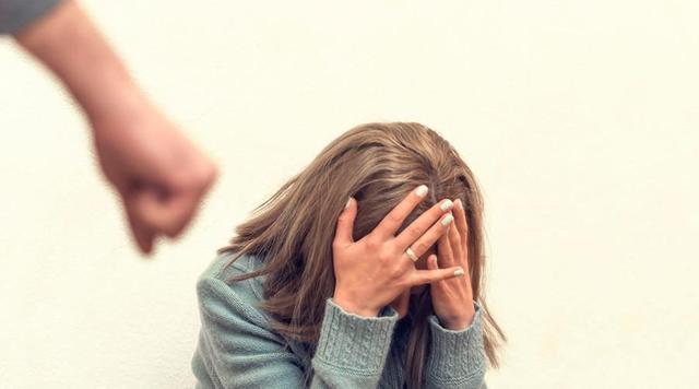 violence的解释及violence的例句，violence的短语（家暴是family）