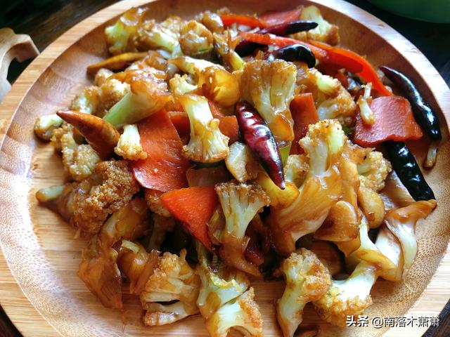 花菜素炒怎么做好吃，干锅花菜怎么做好吃又简单视频（家常小菜：素炒菜花的做法）