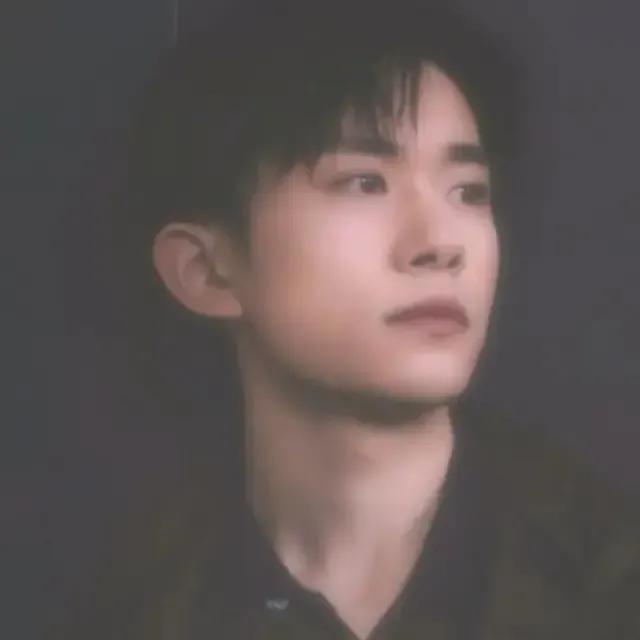 易烊千玺的图片，易烊千玺头像微信（喜欢这个词太肤浅我对你的感觉不止如此）