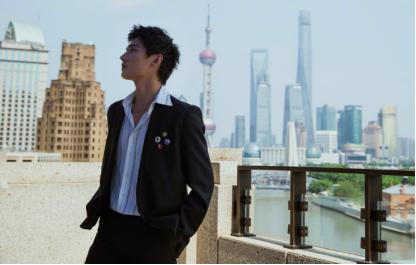 蒙奇奇项链真假如何鉴别，蒙奇奇项链正版多少钱一个（穿睡衣风衬衫矜贵成公子哥）