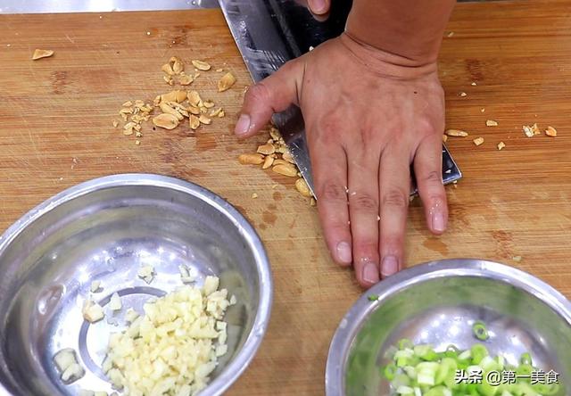 油泼面的家常做法，家常油泼面的做法（厨师长教你油泼面做法）