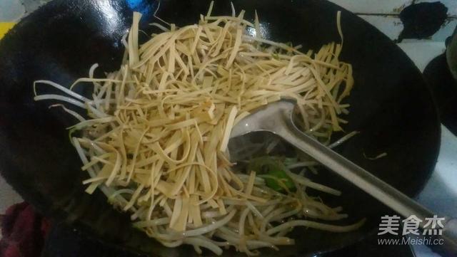 炒绿豆芽的热量是多少，水煮绿豆芽热量（一盘不到5元钱）