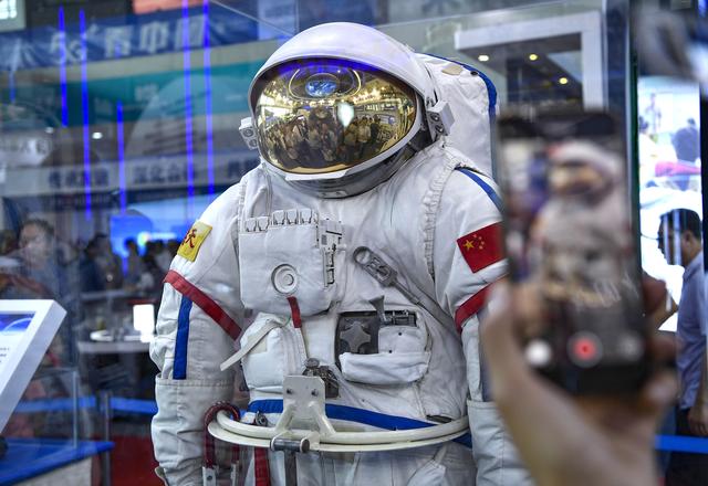 宇航服有哪些功能（一套舱外宇航服为何造价上千万）