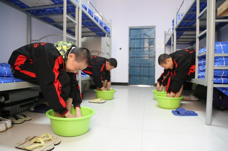 什么是寄宿制学校（让孩子住校能锻炼其自理能力）