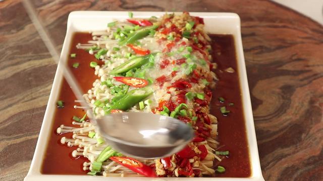 剁椒金针菇的做法，金针菇的做法（大厨教你做剁椒金针菇）