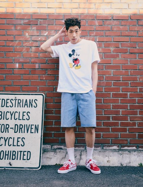 男士超级短裤怎么穿，一双长袜子不能少