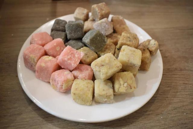 三人同日来喜见百花开打一个字，“三人同日来（年味最后一关——元宵）