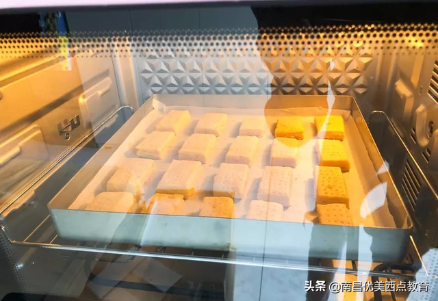 网红咸蛋黄饼干的做法，咸鸭蛋黄饼干（层次分明超级酥脆）